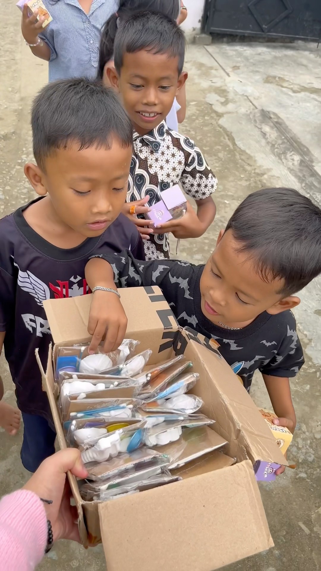 BAGIIN ALAT MEWARNAI BUAT BOCIL
