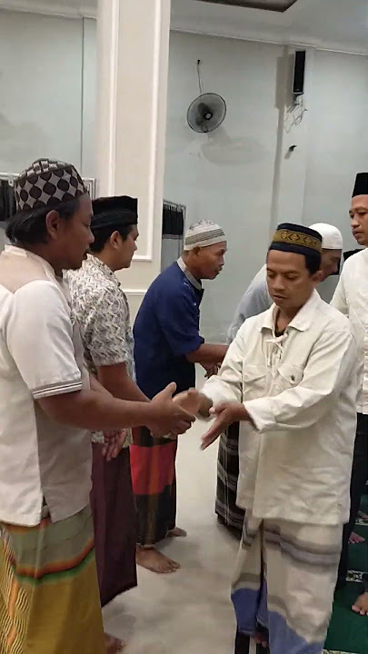 BerSALAMAN SALAMAN Setelah Sholat Berjamaah