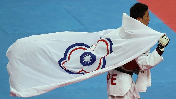 Taiwan president Tsai Ing-wen presents Chinese Taipei flag to Olympic team  officials - YouTube