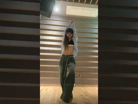 Yeji dancing to 'flower' during live