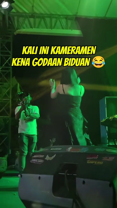 This time the cameraman was tempted by a singer 🫣 #dangdut #funny #shorts