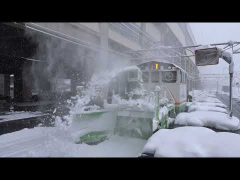 【大雪で運休の区間】上越線 浦佐駅　排雪モーターカーによる除雪作業の様子　2021/02/18