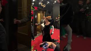 🎥 | Opa, segura! Anitta de volta ao hotel para se arrumar para o after party do Met Gala. ✨