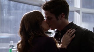 'Barry' Kisses Caitlin/Wells Tasers 'Barry' || The Flash 1x19 1080p