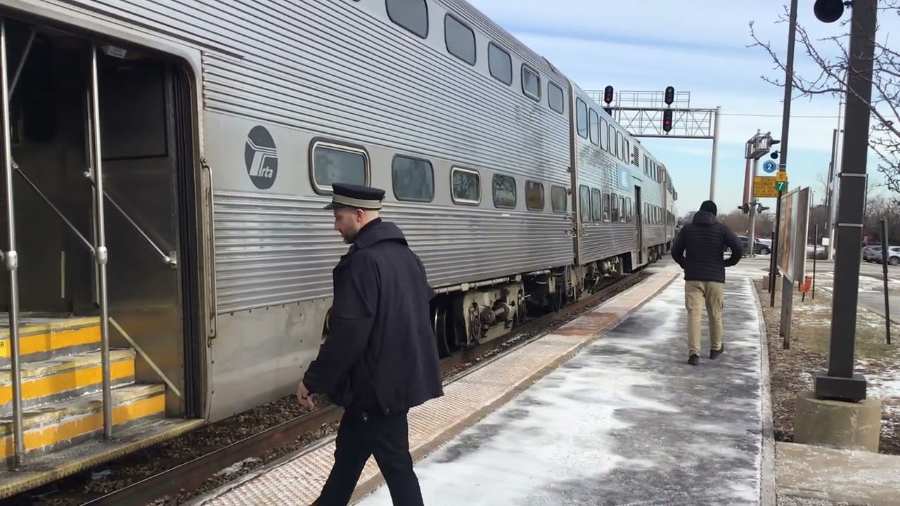 METRA SD70MACH-511 arrives and departs at Galewood station Milwaukee district west pushing inbound