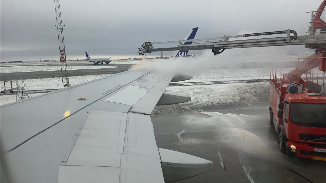 SAS A320NEO De-iceing at Copenhagen airport 
