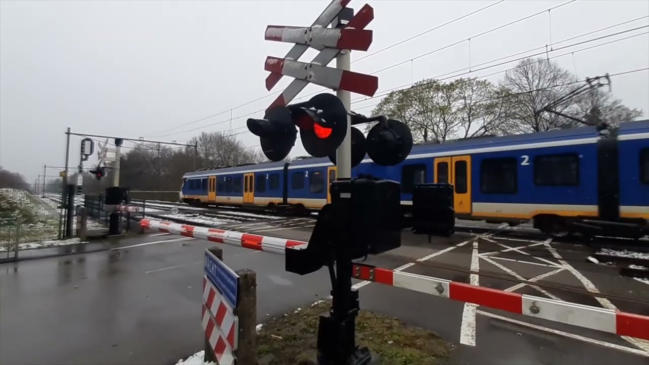 Spoorwegovergang Haren // Dutch Railroad Crossing