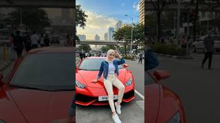 Gadis Jilbab Sedang Nongki Di Sore Hari