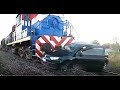 Tren arrastra un auto por las vías y el conductor se salva de milagro