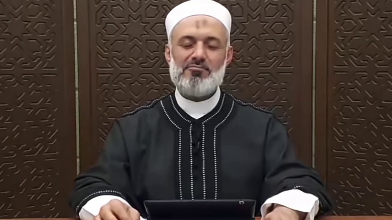 بالنسبةِ لي المصاغ الذهبي للمرأة (الدهب) هل يجب عليه زكاة عند الإمام الشافعي او عند الإمام ابي حنيفة