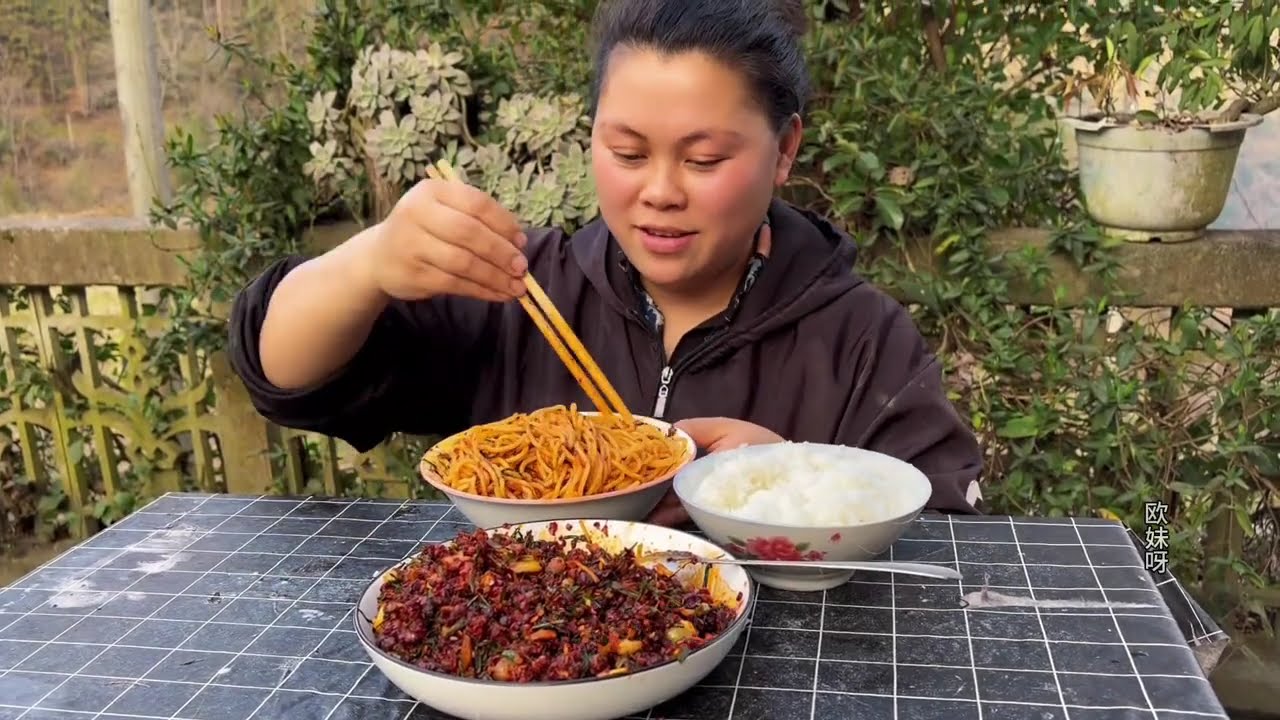 Today I'm making stir-fried wild scallions and fermented black bean noodles.今天做个野葱炒豆豉拌面