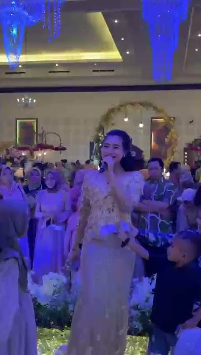 Banjir sawer undang penyanyi YENI INKA #Wedding pekalongan.