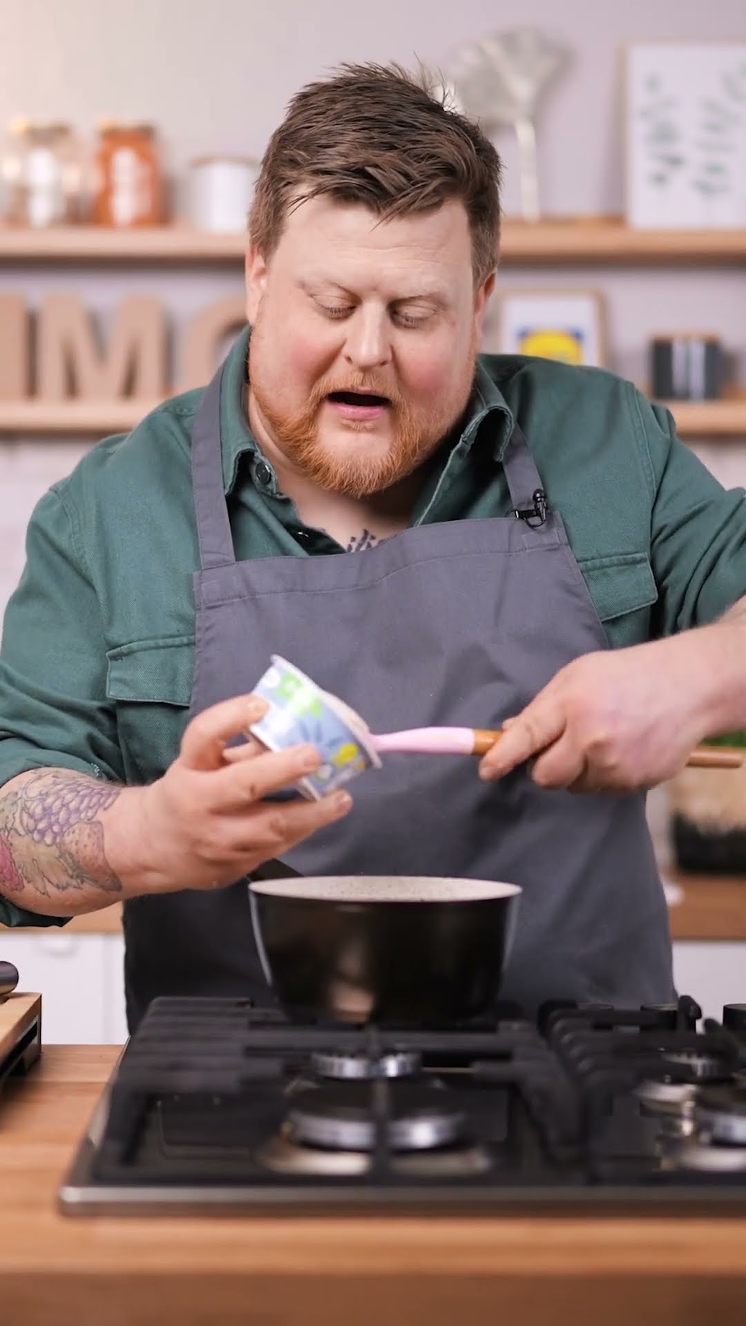 Vegan kochen mit Timo: Vegane Mini-Schnitzel in Kräutersauce an Erbsen ...
