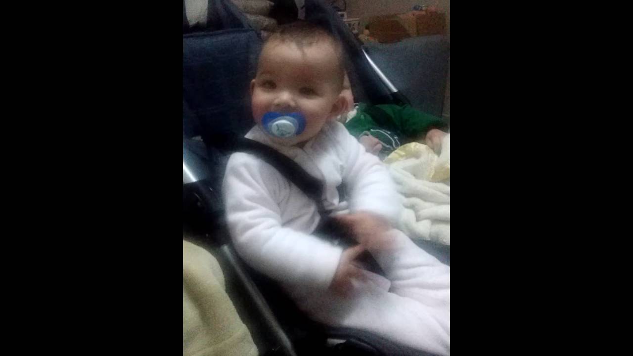 IMITANDO GALINHA PINTADINHA 6/6/2016 1ANO2 MESES