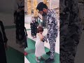 راجل امن الحرم يلف الاحرام لطفل في المسجد الحرام Masjid Al Haram Makkahlive 