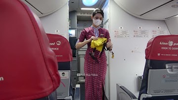 Pramugari Cantik Lion Air Memperagakan Cara Penggunaan Alat Keselamatan dalam Pesawat | Safety Demo