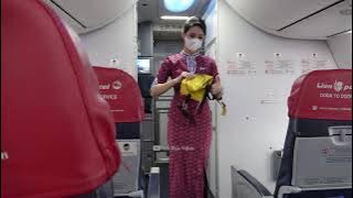 Pramugari Cantik Lion Air Memperagakan Cara Penggunaan Alat Keselamatan dalam Pesawat | Safety Demo