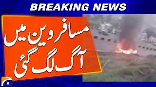 Passenger Van Catches Fire on Murree Expressway, Motorway Police Respond | Breaking News | Geo News screenshot 5