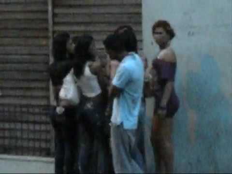 FLAGRANTE TRAVESTIS SAEM NA BRIGA POR PONTO NA RUA...