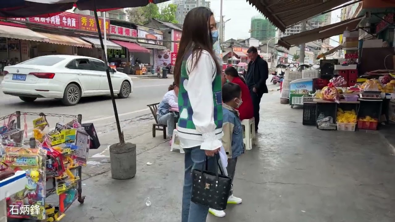 樹林子裡的爛尾別墅群，每一套都價值幾百萬。老婦女在廢墟裡挖鋼筋廢鐵