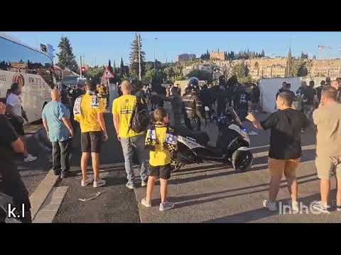 Paok Fans Are Runing Away From Beitar Fans אוהדי פאוק בורחים בריצה מאוהדי ביתר 