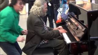 'Ghost' Of Xmas Past Plays Piano In Mall chords