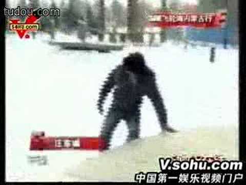 SHE飞轮海大雪中嬉戏 ELLA淘气不慎滑倒