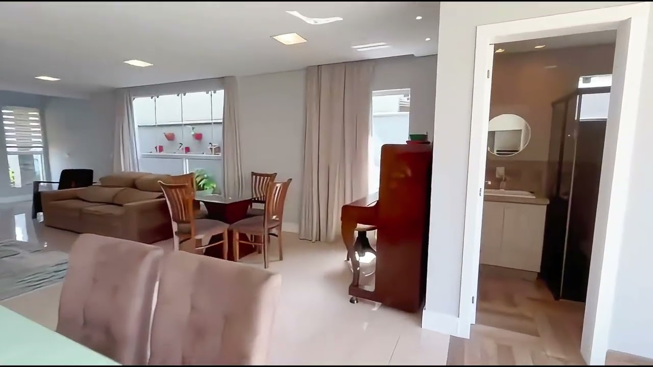 Sobrado com 3 dormitórios à venda, 239m² por R$ 1.850.000,00 - Costa e Silva - Joinville/SC