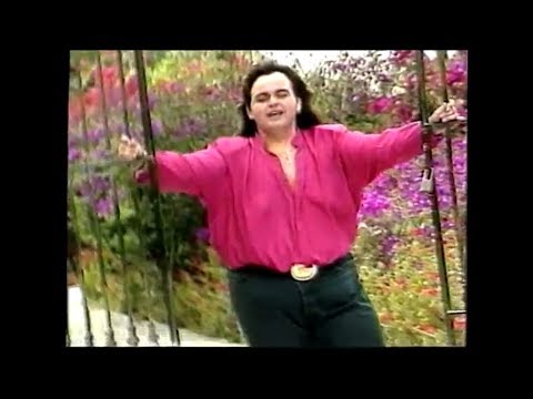 Watch the video for Amor se escribe con llanto