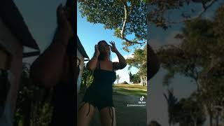 Ela Mexe Pra Carvalho Menina Dançando