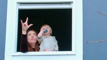 耳の聴こえない親から生まれた耳の聴こえるコーダの子どもたちの成長のドキュメンタリー映画『私だけ聴こえる』予告編