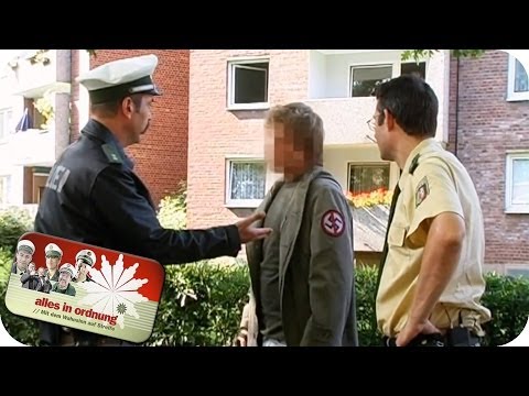 Polizisten beleidigen Passanten als Nazi | Alles in Ordnung