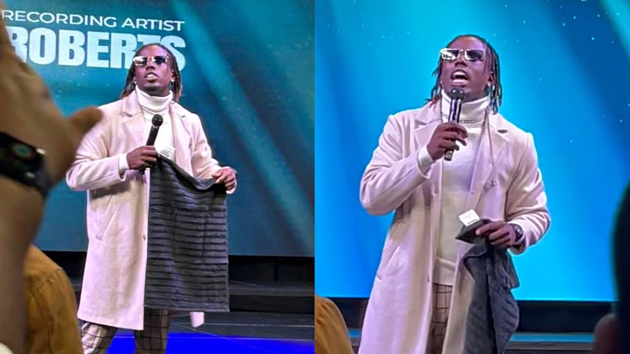 Джамал Робертс своим потрясающим голосом зажег атмосферу в церкви Lighthouse Church в канун Новог...