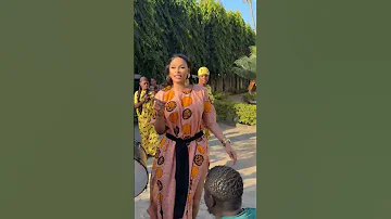 LULU DIVA AZINDUA NYIMBO YAKE MPYA NYUMBANI KWAKE NA MAJIRANI ZAKE 