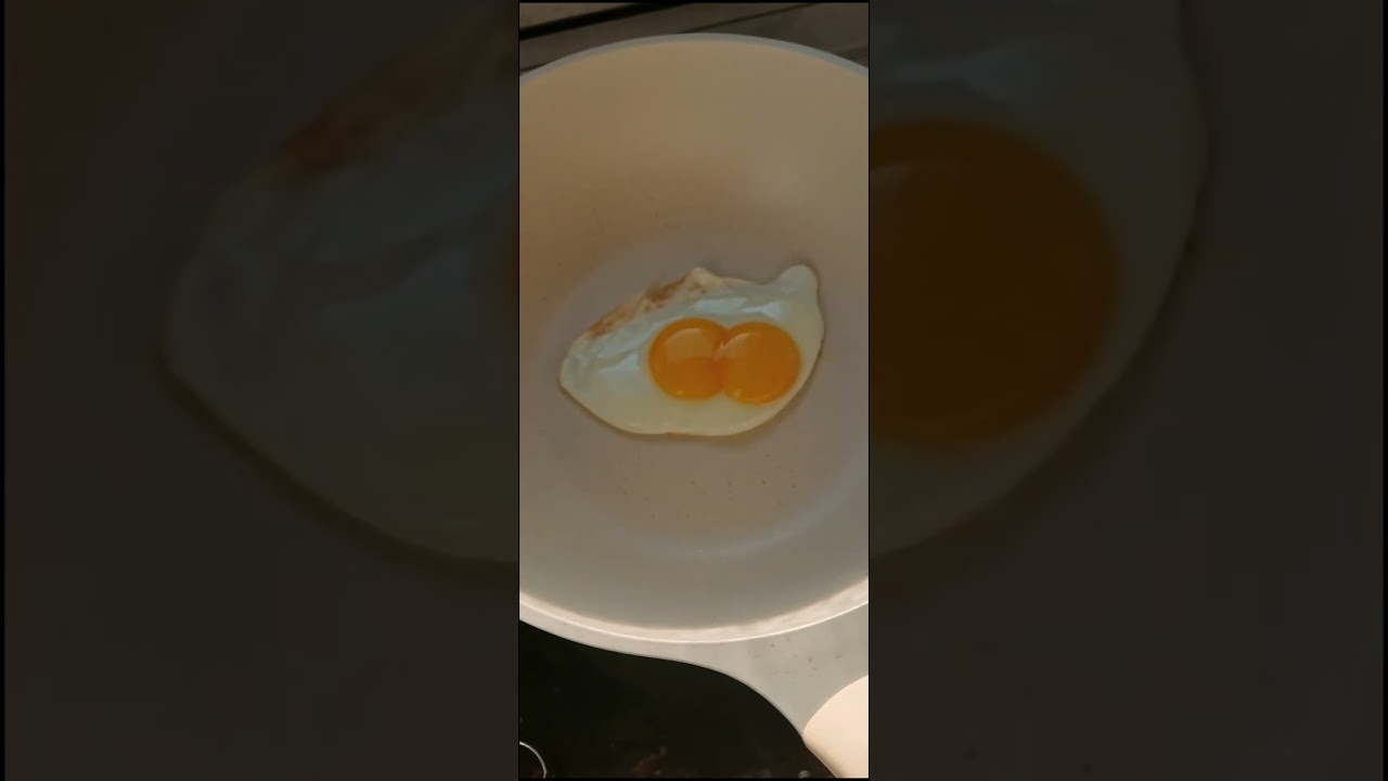 A double yolk egg—I'm lucky! 😁   