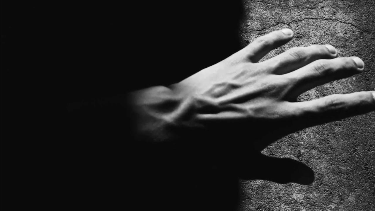 Руки белые но жесткие. Рука черно белая. Тени руками. Мужская рука. Руки на темном фоне