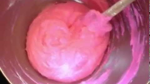 Macaron Part 1 (Macaronage) from lawsofbaking.com