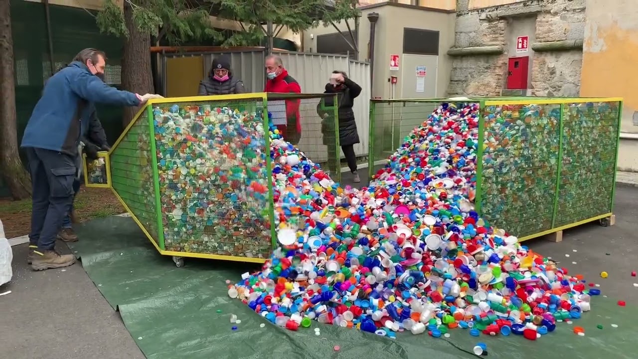 Una mega bottiglia di tappi di plastica per salvare l'ambiente