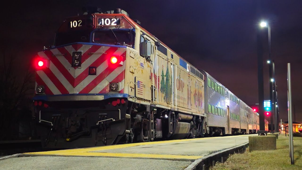 Metra 102 - Operation North Pole Wrap F40PH - UP West Train 70 To Chicago - 1/13/2026