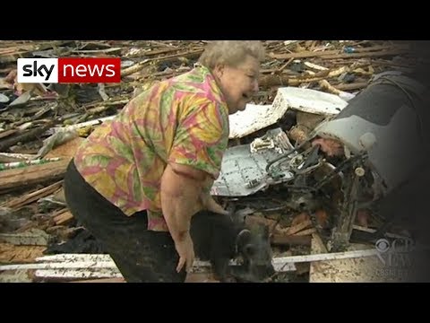 Video: Cilvēks atrod savu suni Ilinoisas Tornado muižā