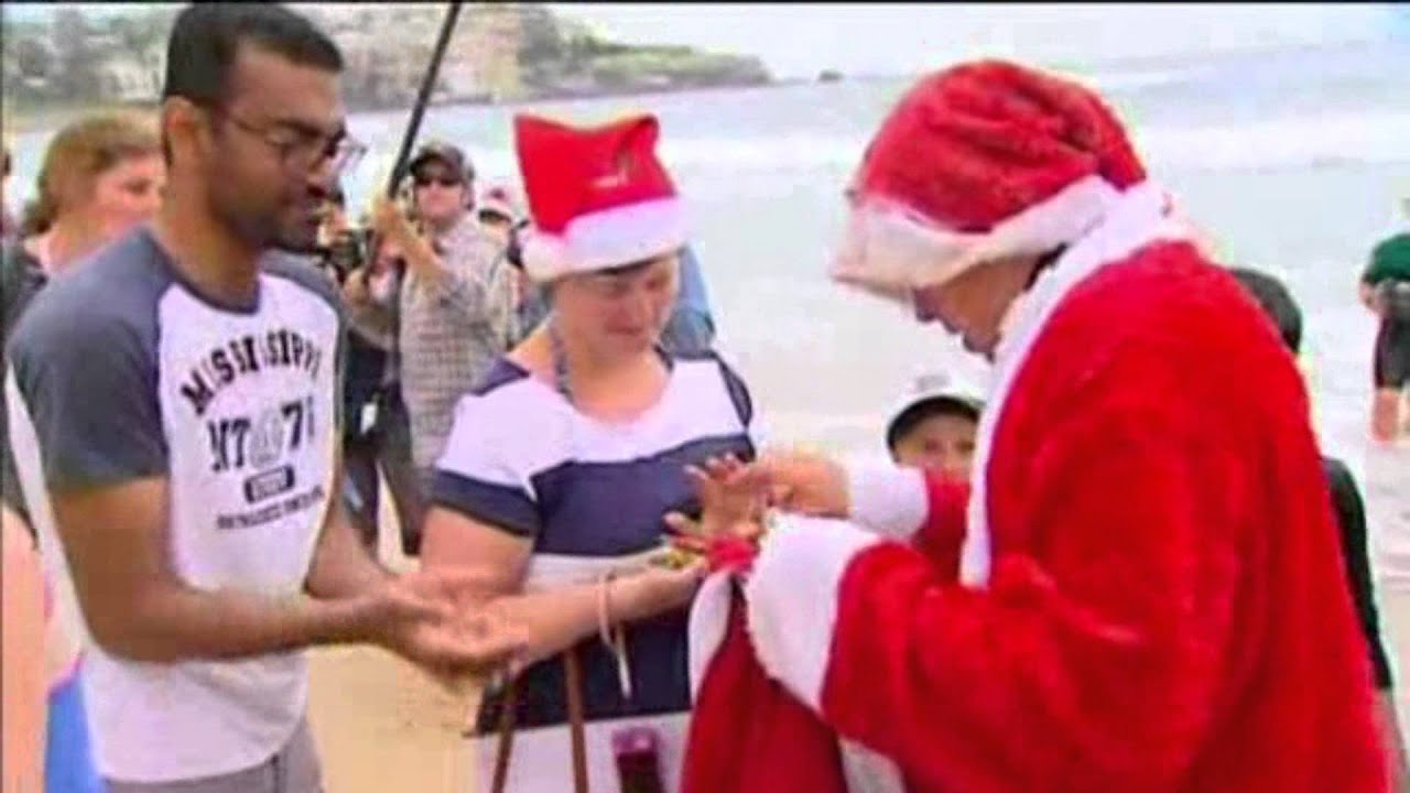 australians-celebrate-christmas-by-going-to-the-beach-youtube