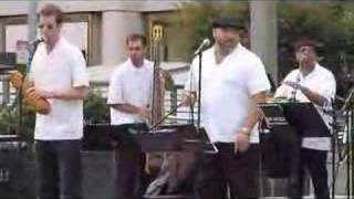 Orquestra la Moderna Tradición - "Clavelitos"