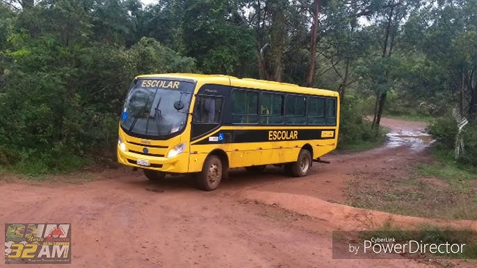 Para não faltar à aula: ônibus escolar 4x4 tem TV e até frigobar -  22/10/2020 - UOL Carros