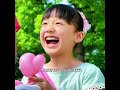 父は娘を通りに忘れ、娘が車にはねられてけがをした