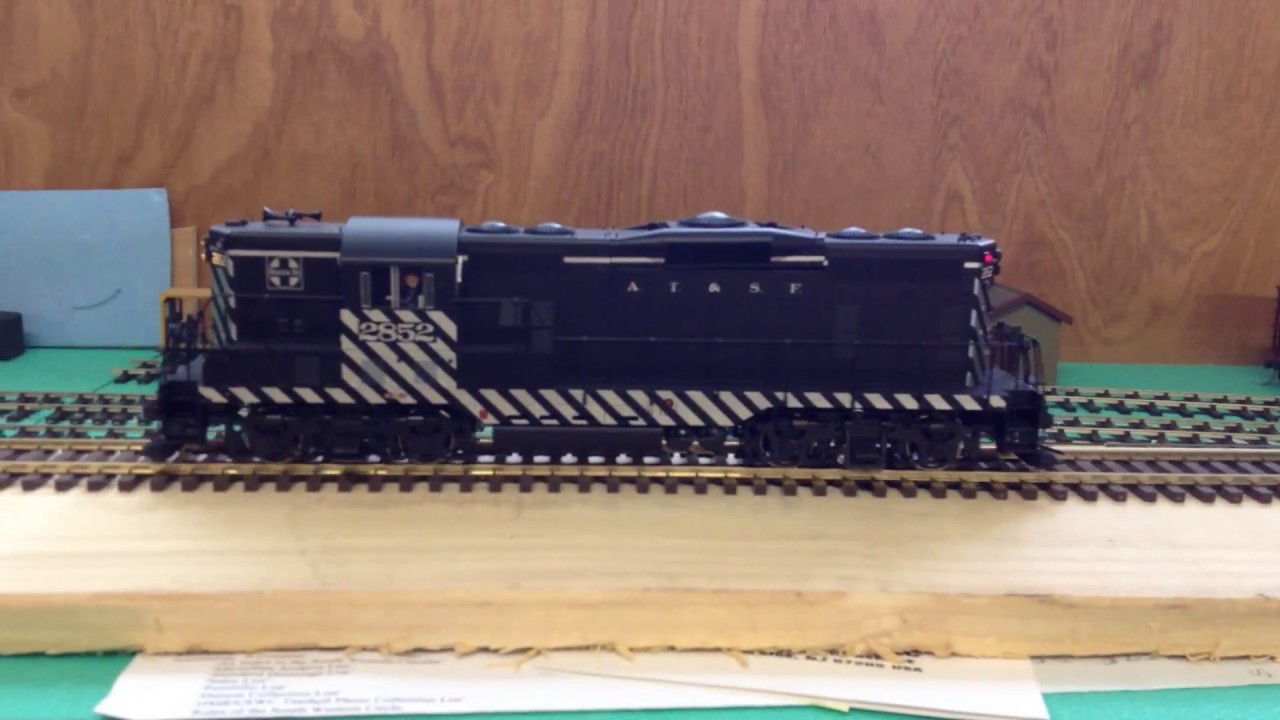 Atlas 0-Scale GP7 - YouTube