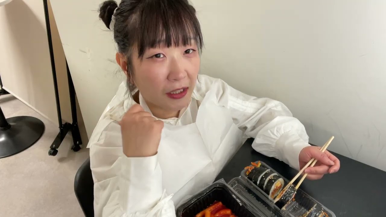 일본에서 팬미팅 엠씨하러 와서 대기실에서 신전떡볶이 먹으면서 수다 