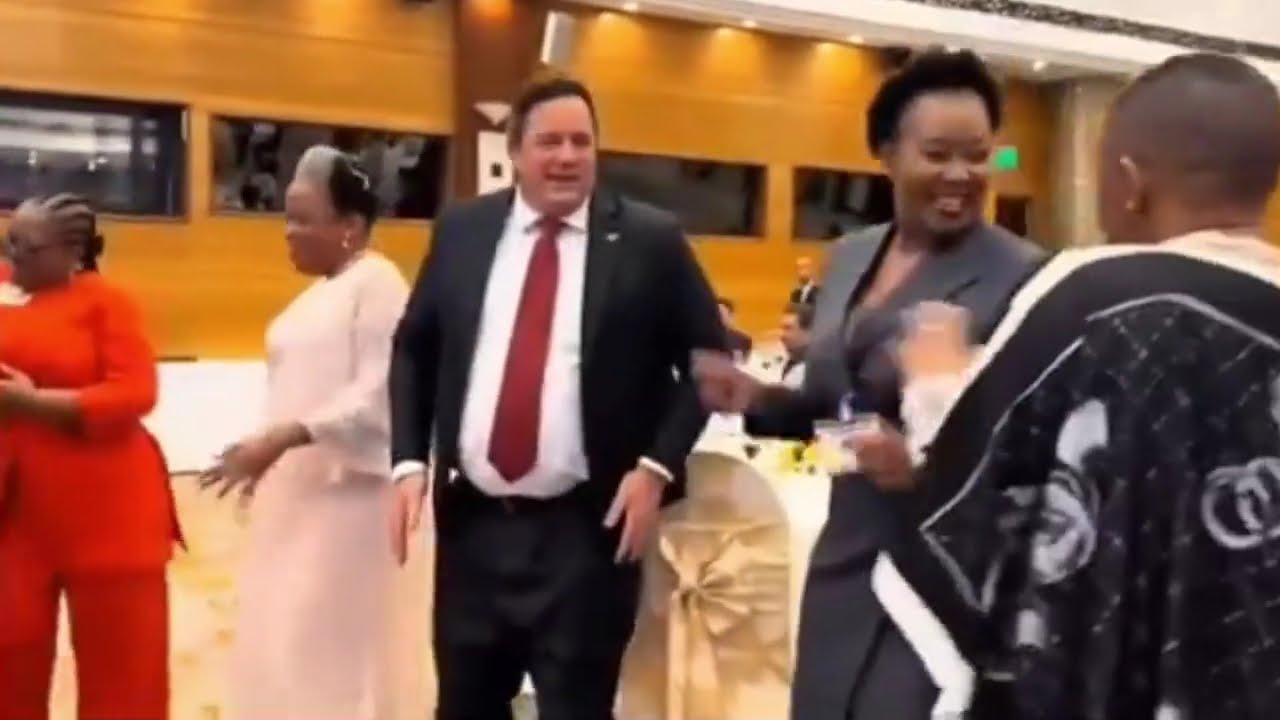 DA leader dancing for his GNU salary!!!!
