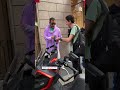 Milano,  Adam Sandler passeggia nelle vie del Quadrilatero della Moda tra autografi e saluti ai fan