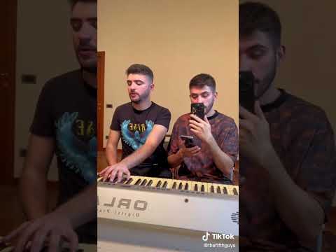 Suona al pianoforte una canzone dopo averla ascoltata solo una volta