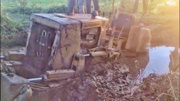 This Mitsubishi BD2F Bulldozer Sink Mud Underwater - VERY DIFFICULT RECOVERY!